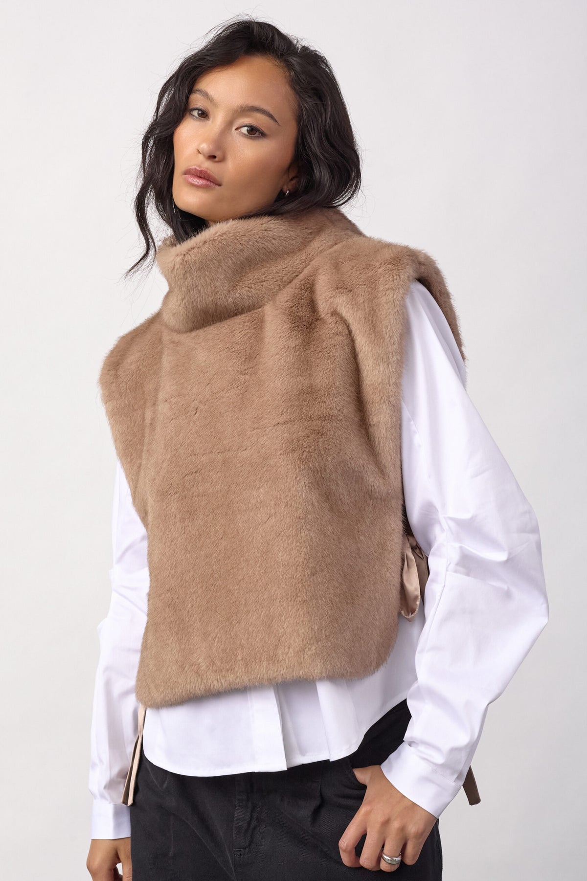 Fera Faux Collar
