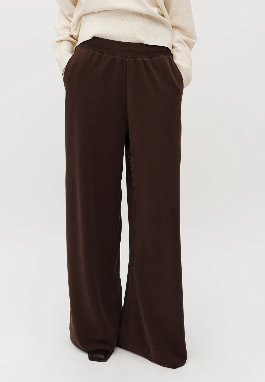 Asaka Pant, Bosko Luxe
